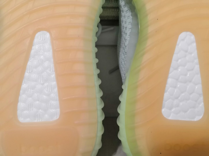 椰子yeezy700真假对比,yeezy350冰蓝满天星真假鉴定方法