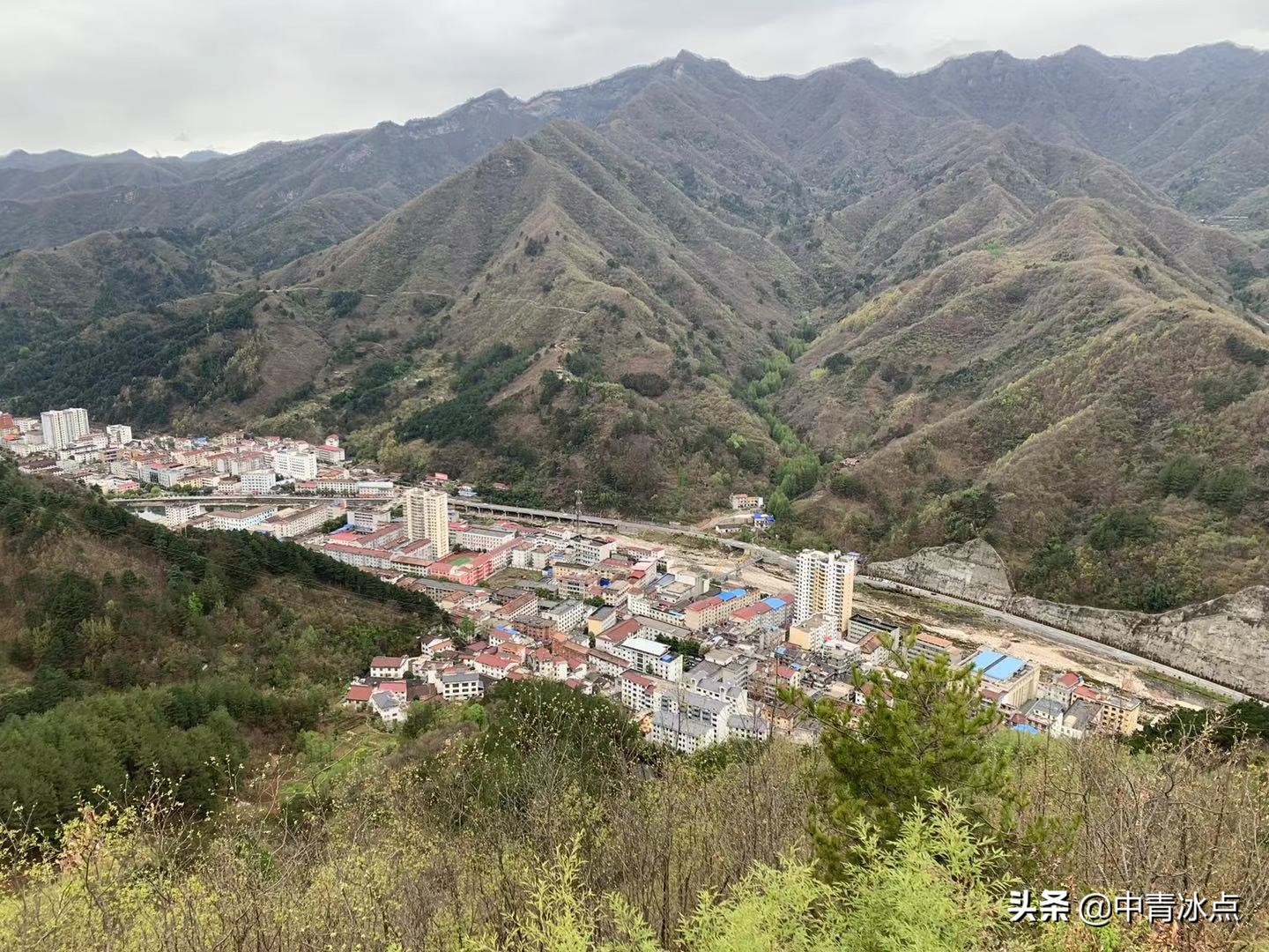 这个县人口少，熊猫多，没有红绿灯和外卖，年轻人热衷考公务员，相亲容易遇到熟人