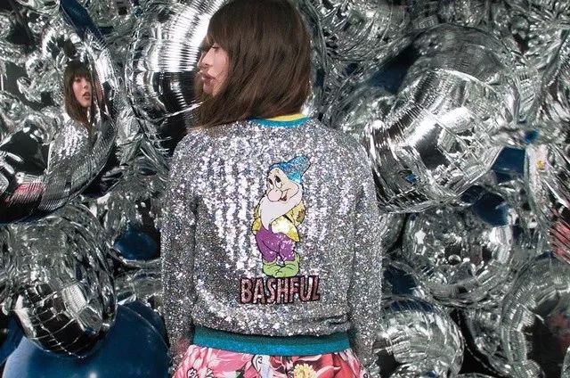 装嫩式穿搭方式,依然减龄穿搭