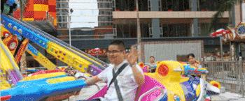 请给孩子们一个幸福的童年,镇雄人送娃娃上学