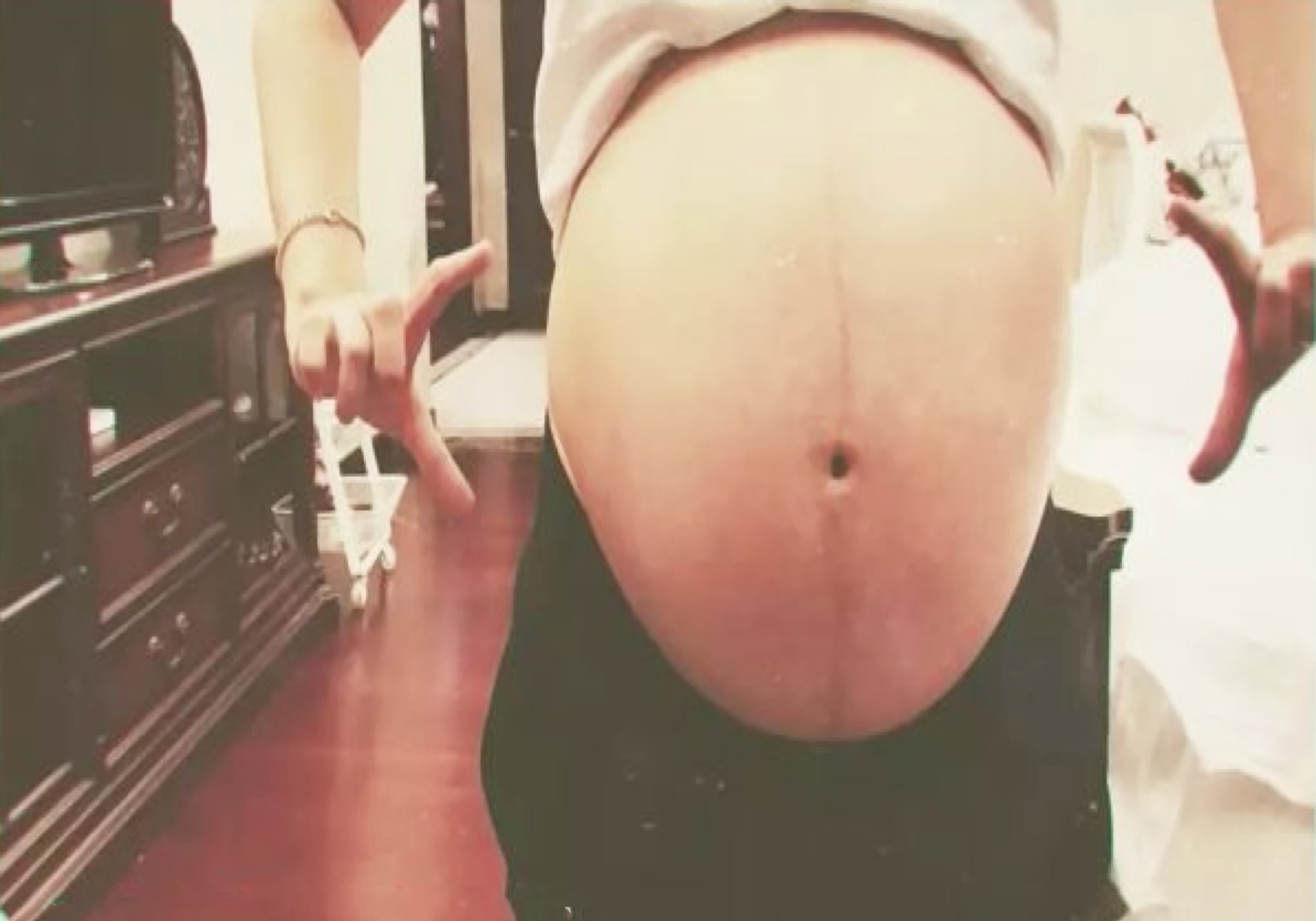 单身妈妈花50万生混血女儿,未婚女海外80万买精生二女儿