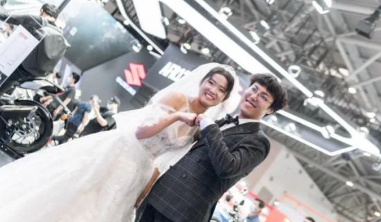 车展与婚纱的完美邂逅，抛开炸街事件，这届车展让我仅有的感动