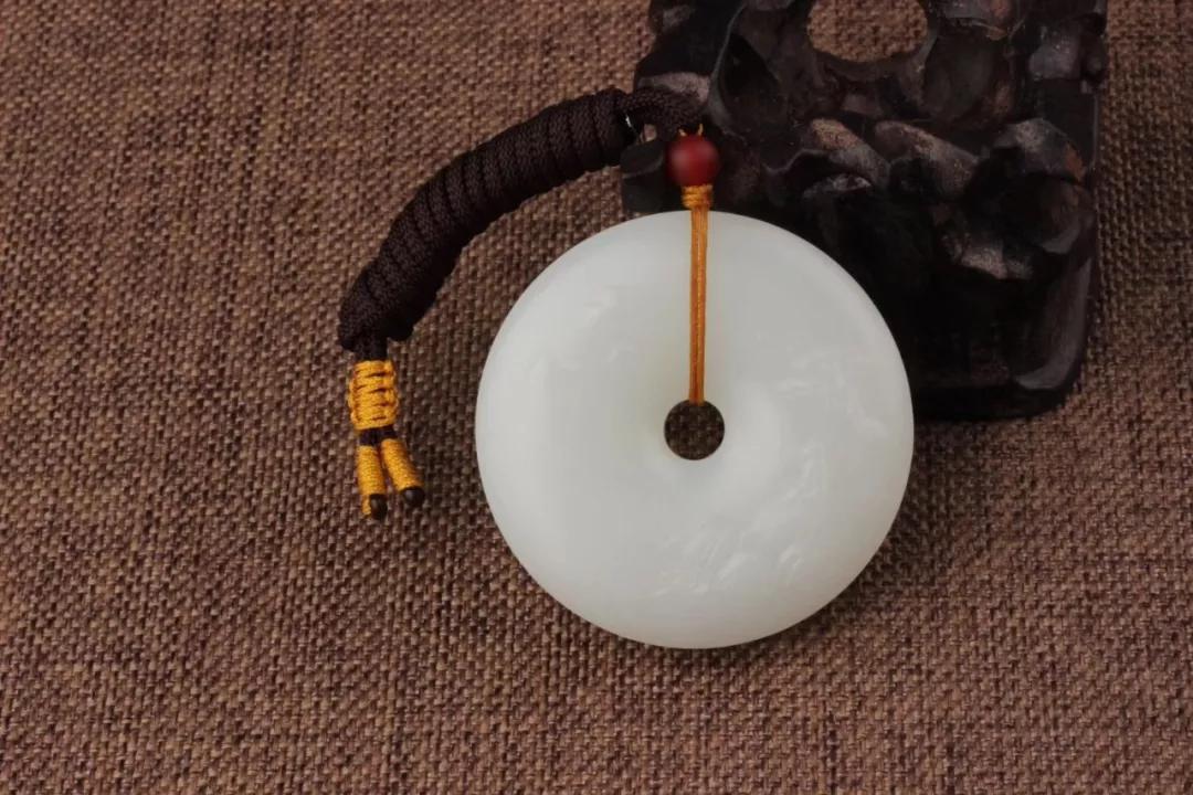 一颗平安扣配3颗珍珠,一枚平安扣和一颗珠子