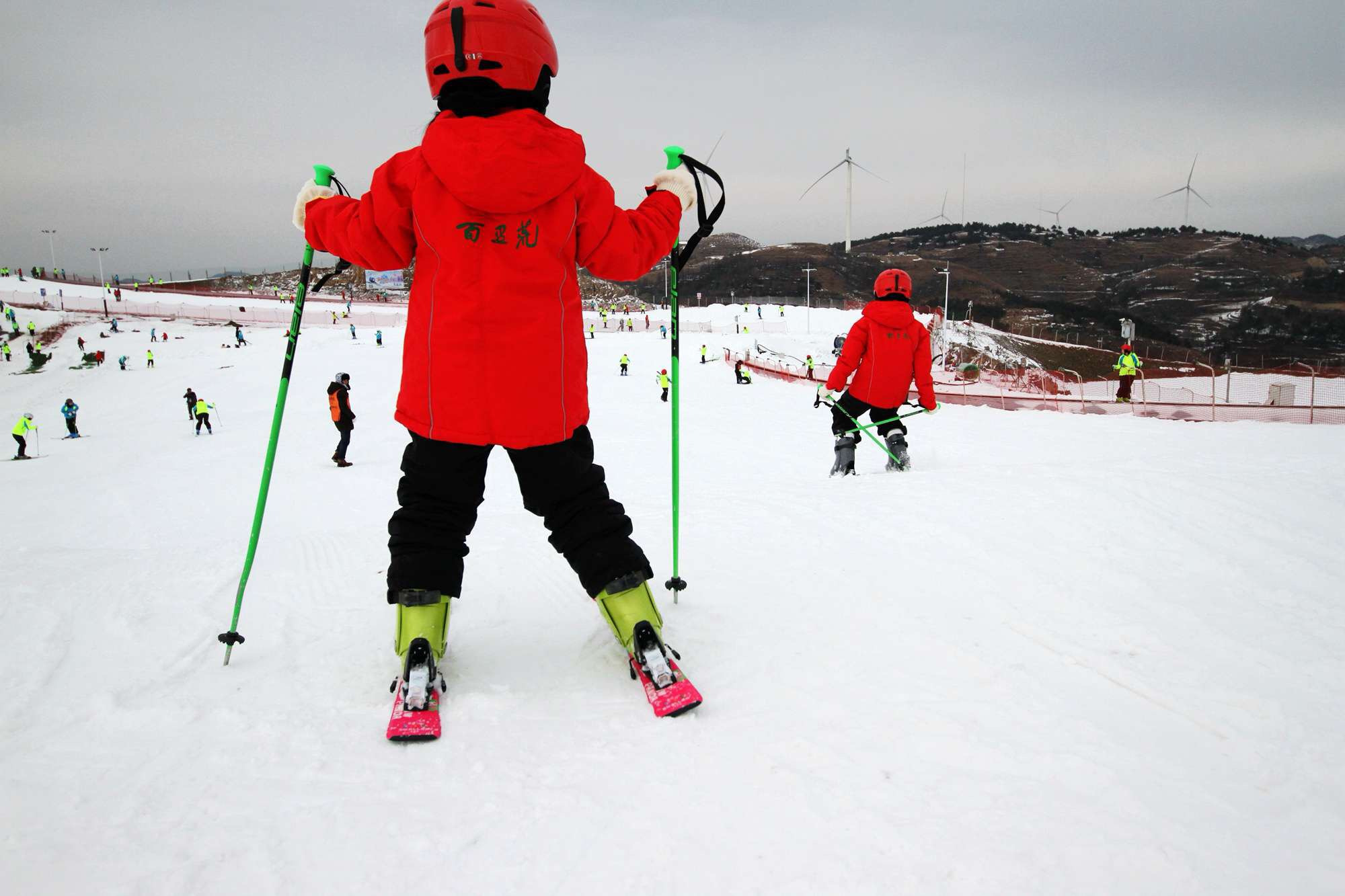 百里荒滑雪和五峰滑雪场哪个好玩 (百里荒滑雪2021何时开场)