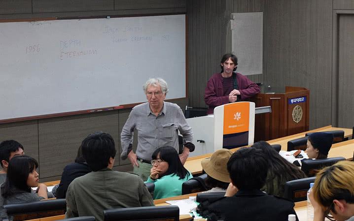 千辛万苦出国留学,却选了个中文专业!网友:这是出口转内销