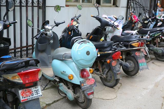 电动车铅酸电池每次剩70%电量充电,电动车充电12小时会不会损害电池