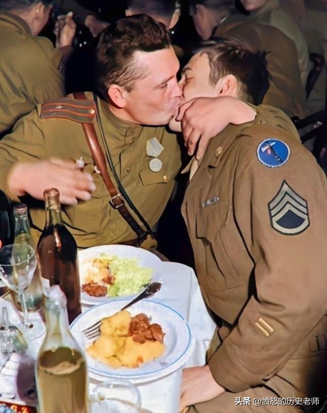 珍贵老照片:穿西装的希特勒、下跪的清政府、原*弹子**爆炸的场面