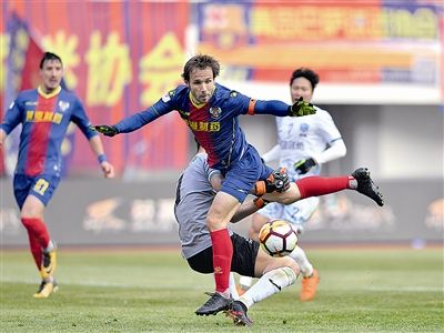 既能地面传导，也能长传冲吊，这样的黄海真可怕