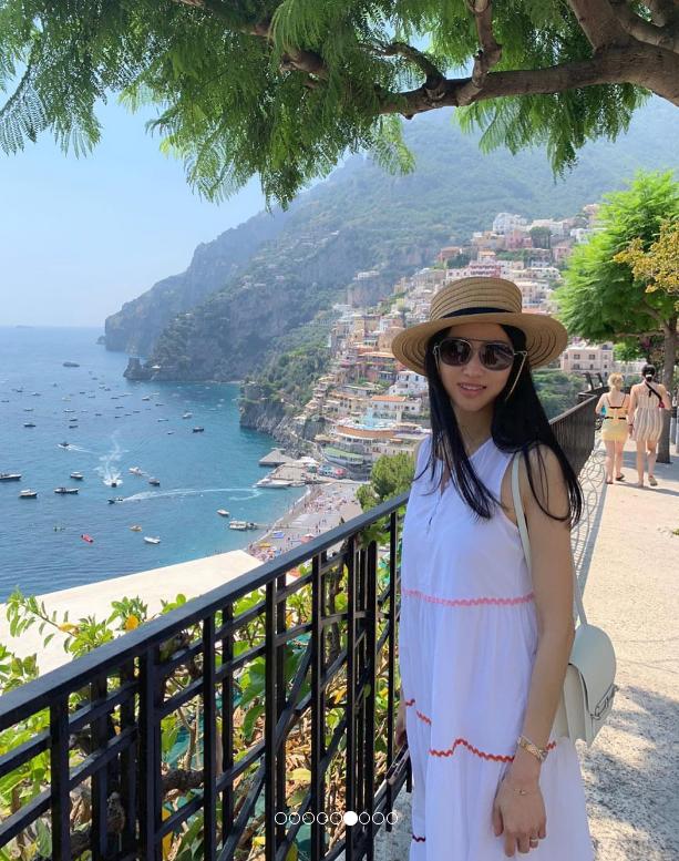 台湾第一名媛42岁穿衣,43岁台湾名媛二婚嫁身家百亿鲜肉