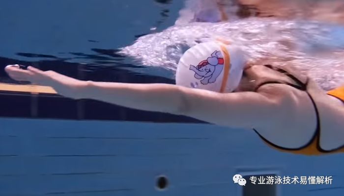 悄无声息的入水有技巧，如何避免水面出现啪啪声？