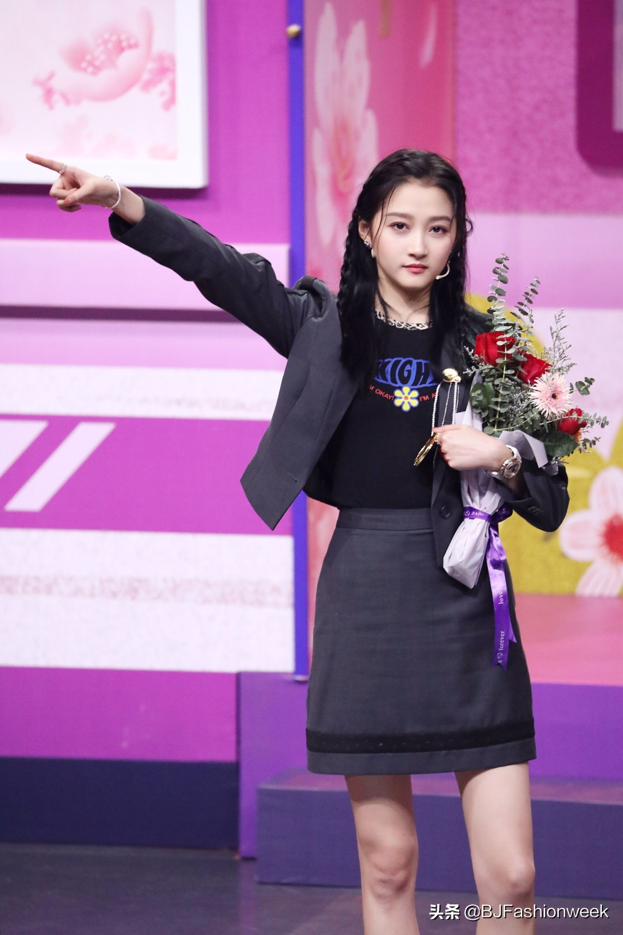 黑色西装穿搭运动鞋,黑色三色边休闲鞋可以配西装吗