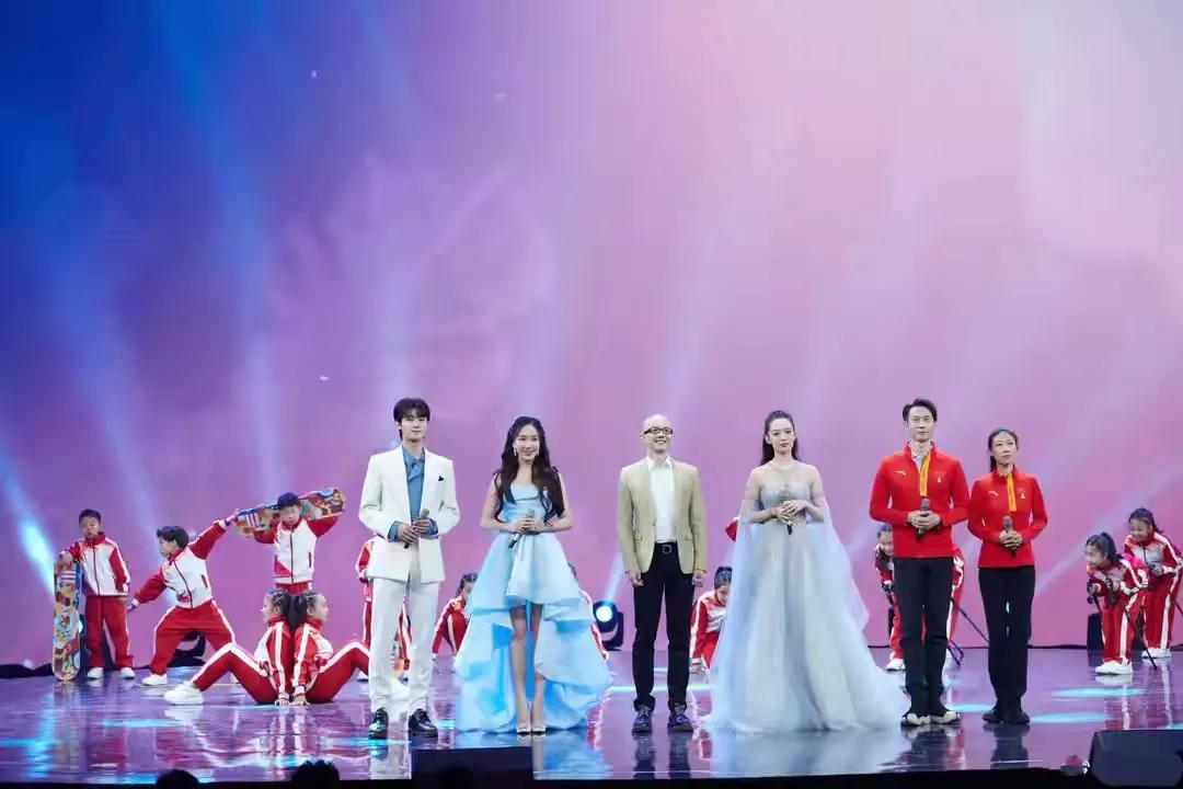 央视端午晚会张瀚徐璐牵手，吉娜内衣外露勒出肉，唱歌却睁不开眼