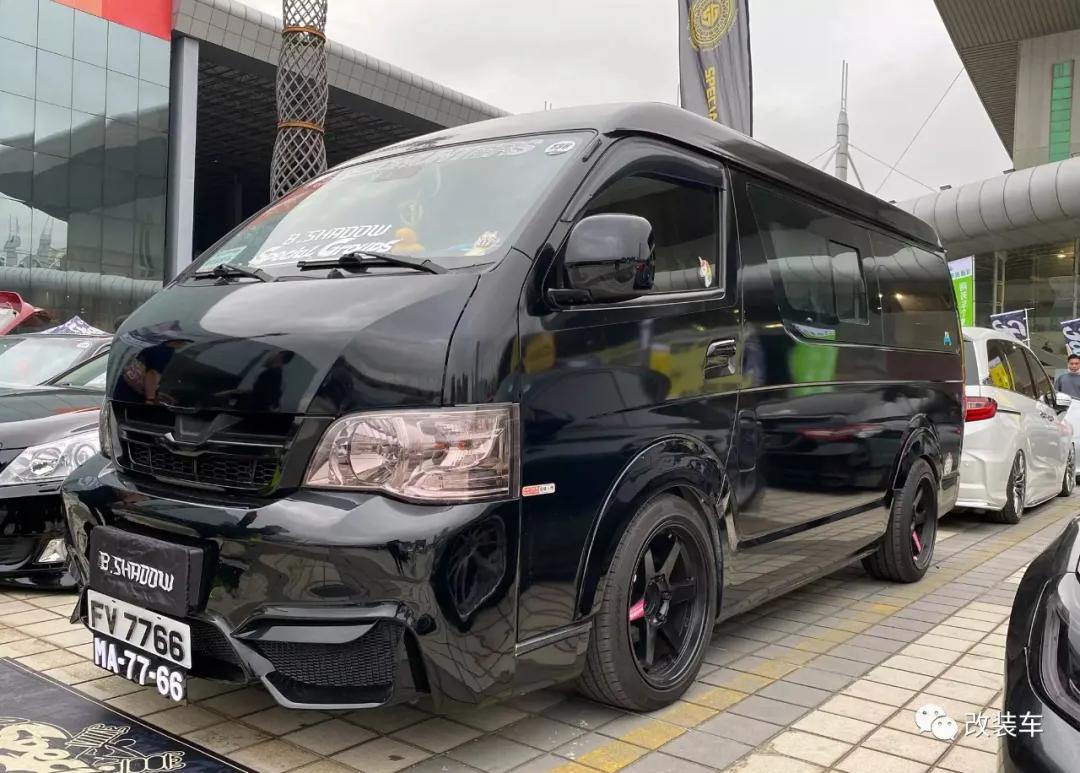 金杯海狮能推着么,金杯海狮可以坐几个人