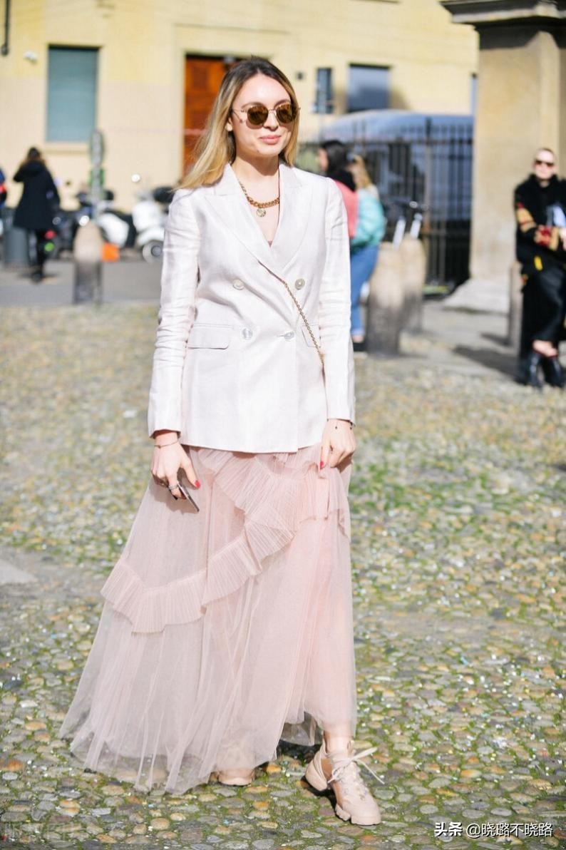 春夏流行这4件西装裙子优雅高级,短西装裙子春天这样穿美爆了