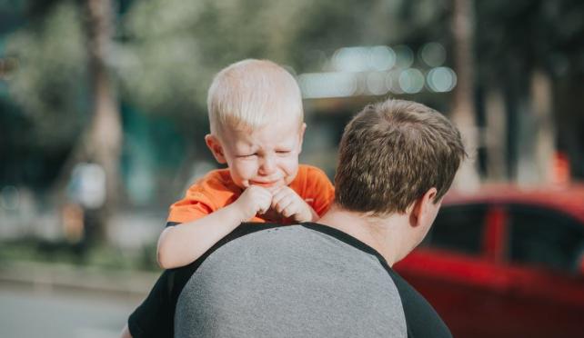 孩子粘妈妈应该怎么和孩子沟通,如何解决孩子过分黏妈妈