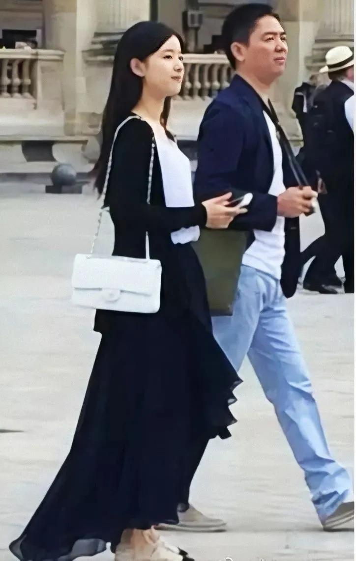 合影被裁？奶茶妹妹的千亿名媛晋级路还有多长？