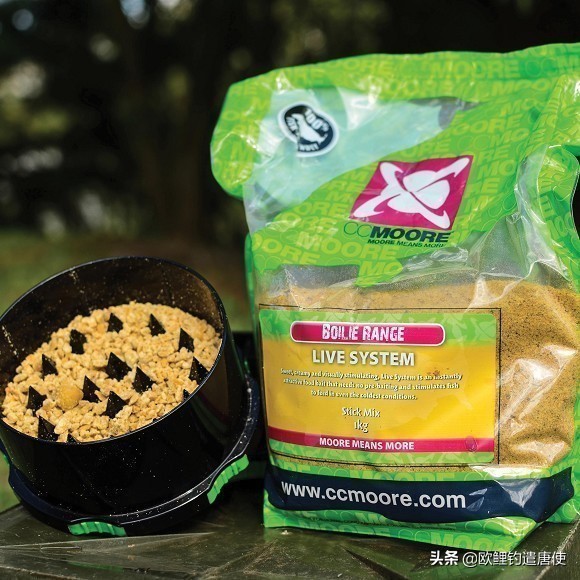 外国人钓鱼打窝技巧,老外用超大饵钓鱼