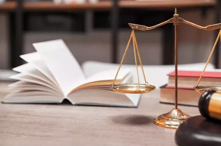 聚众斗殴罪不在现场怎么判,涉嫌聚众斗殴罪要判多少年