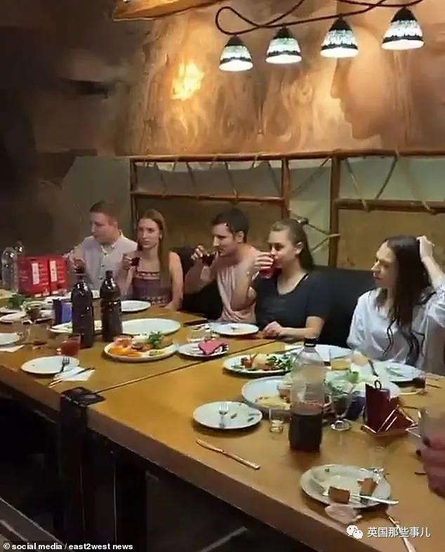 俄网红庆生往浴池倒干冰,俄罗斯网红液氮庆生