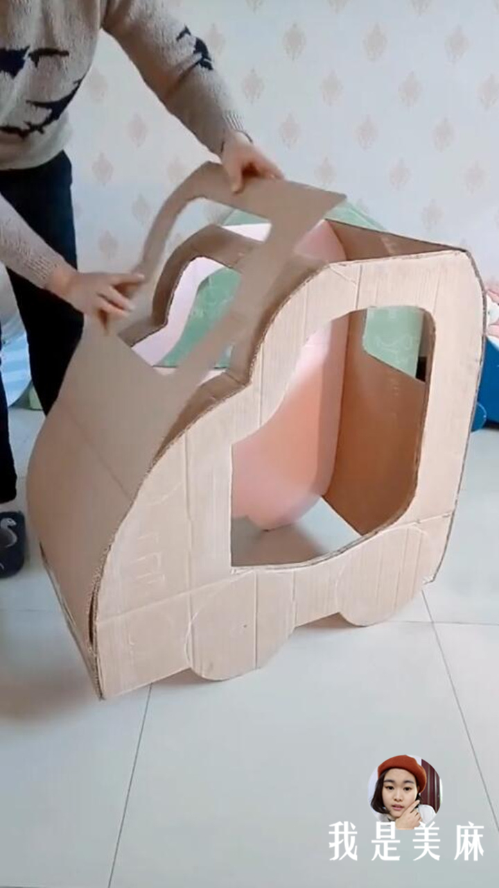 爸爸用纸箱给孩子做玩具,爸爸用废纸箱做汽车玩具