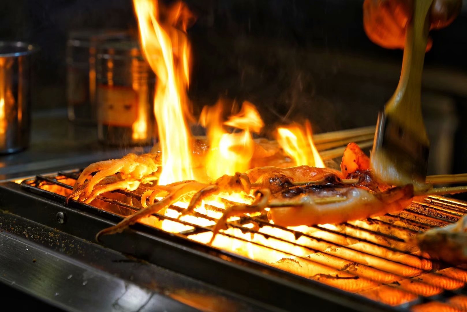 为了吃到自己心动的海鲜，这家粉丝投资了一个自助餐店