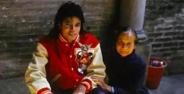 迈克尔杰克逊去世粉丝们的反应,迈克尔杰克逊一生传奇与坎坷