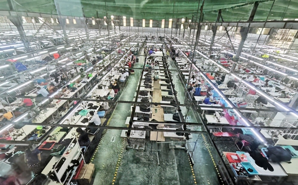 花1亿给员工包车，20年没人离职！他跟996对着干，却年赚230亿