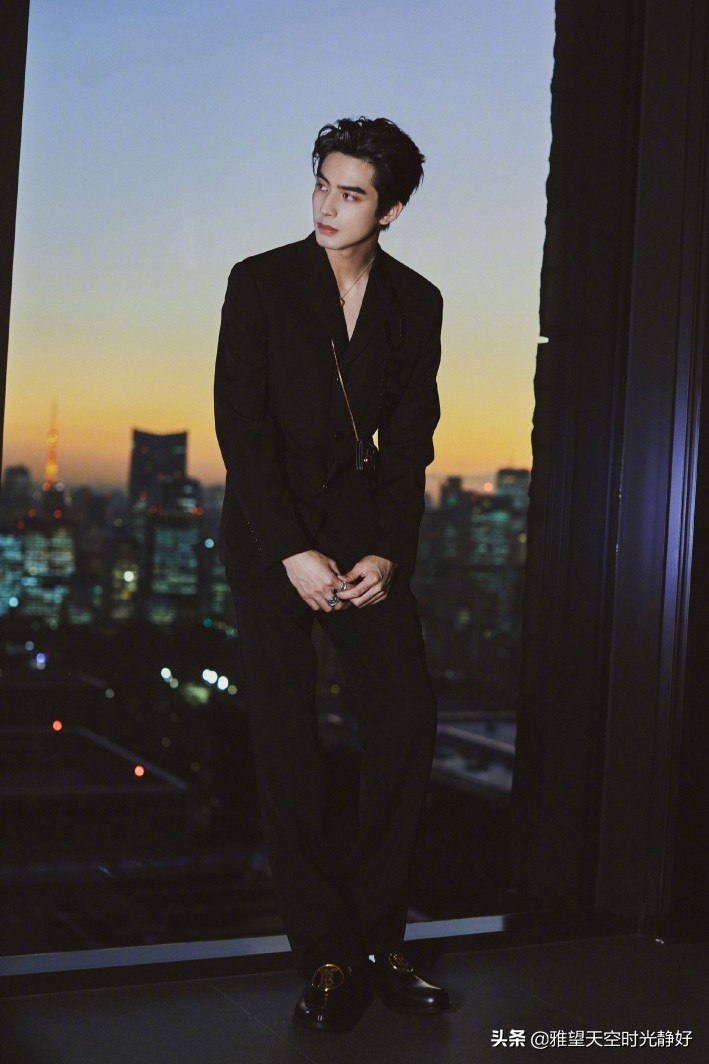 痞帅风男明星壁纸黑色,黑色西装壁纸