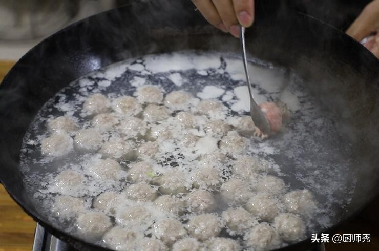 大厨做汆牛肉丸子怎么调馅,汆牛肉丸子的做法厨师