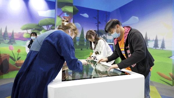 日夜不同科技感,春节潮玩创新方