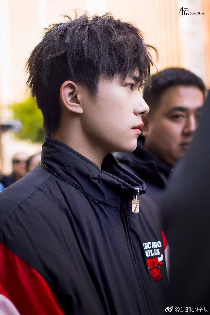 胖虎摔跤，易烊千玺只敢远远观看，粉丝却希望胖虎能挑战老板