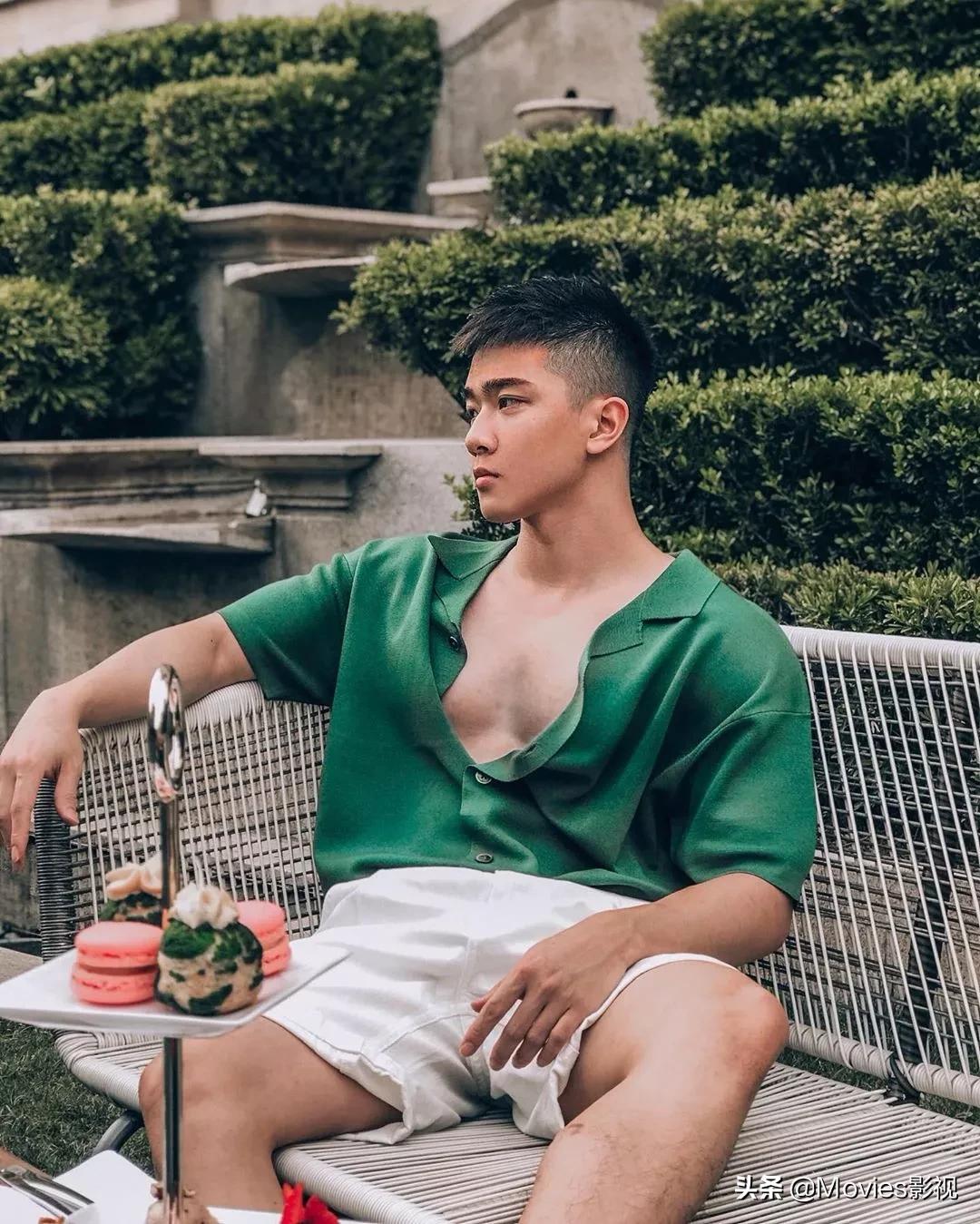 穿短裤比汪小菲还好看！奶凶腱子肉小狼狗，浴室照疯狂撩粉！