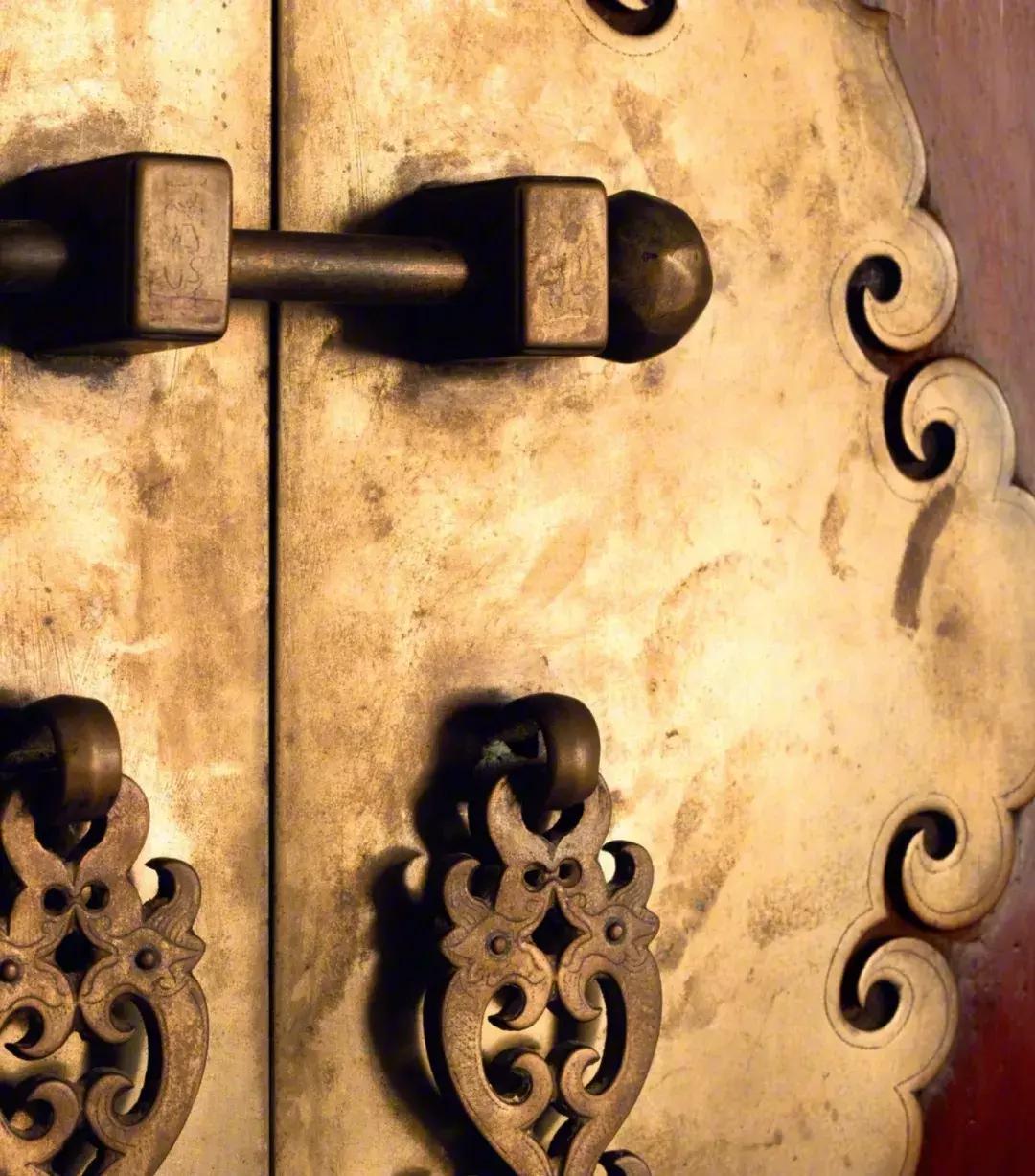 明清家具展厅灯光设计,明清家具铜蝙蝠配饰