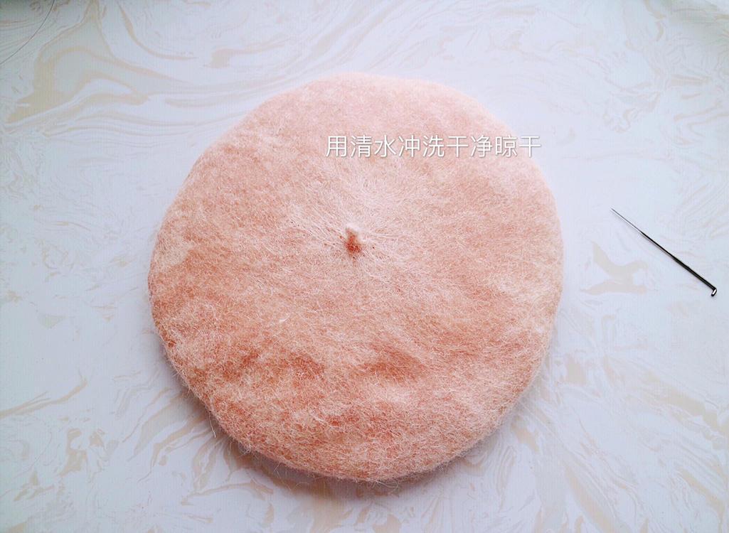 翻出收快递的泡沫纸，我家妞多了一顶可爱的帽子