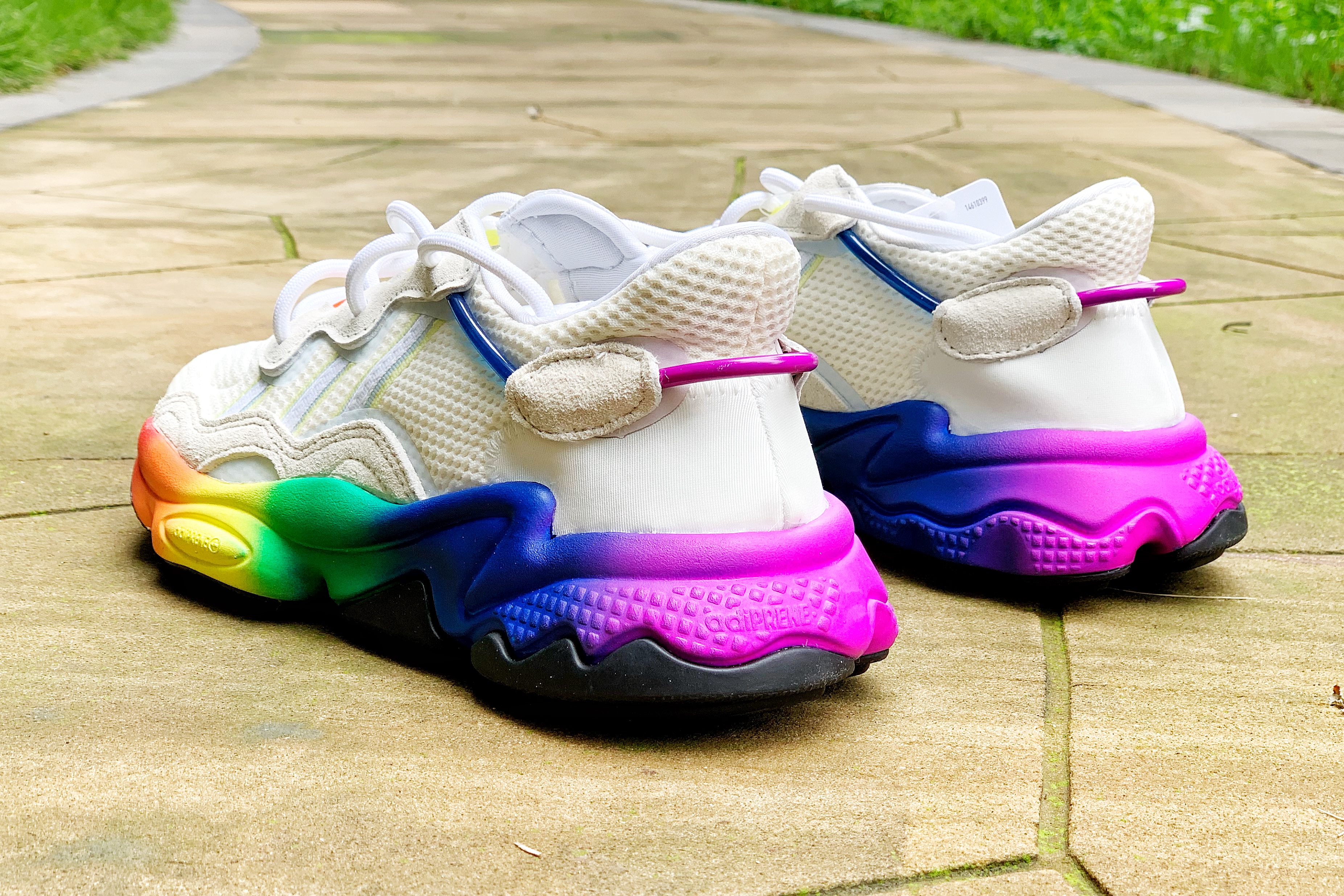 adidas三叶草新款 (三叶草ozweego缺点)