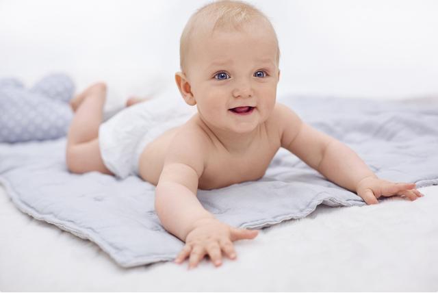 宝宝睡整觉晚上要换尿布吗,宝宝睡整觉了要不要吸奶