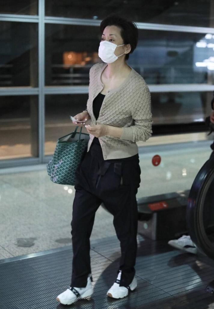 毛阿敏穿印花衬衫,毛阿敏穿什么运动裤