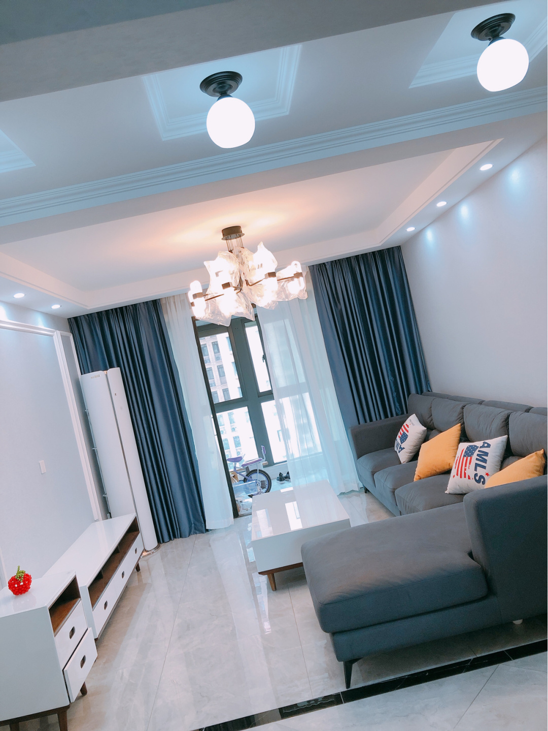 打扫干净准备通风去甲醛，窗帘还是纯色好看，厨房蓝色柜最为漂亮