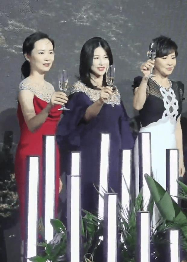 朱珠晒孕期日常照，身材走样明显胳膊粗壮，6个月孕肚任由马亲吻