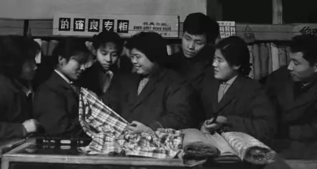 时代潮·忆新乡(百年变迁):粗布衣、的确良、文化衫、牛仔裤,你最爱的青春记忆是哪样?