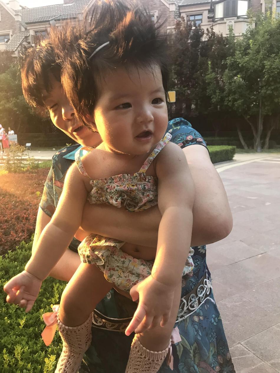 凌潇肃小女儿近照曝光，穿碎花小裙发型太像爹，才8个月发量惊人