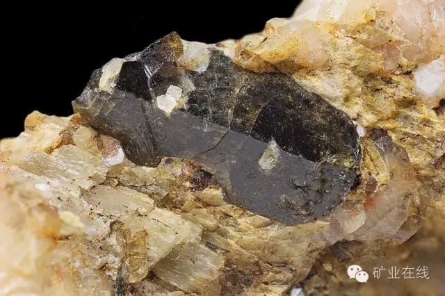 常见的矿物岩石有哪些,4种最常见于岩石里的矿物