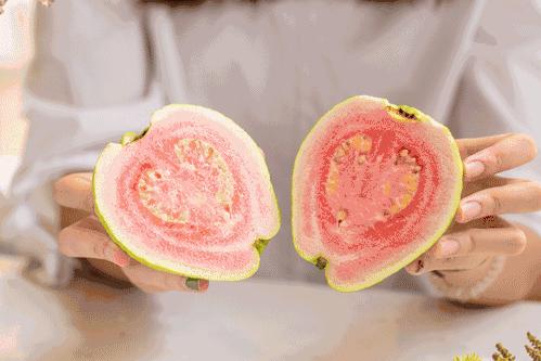 它外面像不熟的,里面像西瓜,广东人喊它“鸡屎果”,你吃过吗?