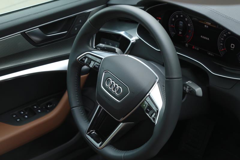 试驾新款奥迪a6l视频全部,奥迪a6l55tfsi3.0t