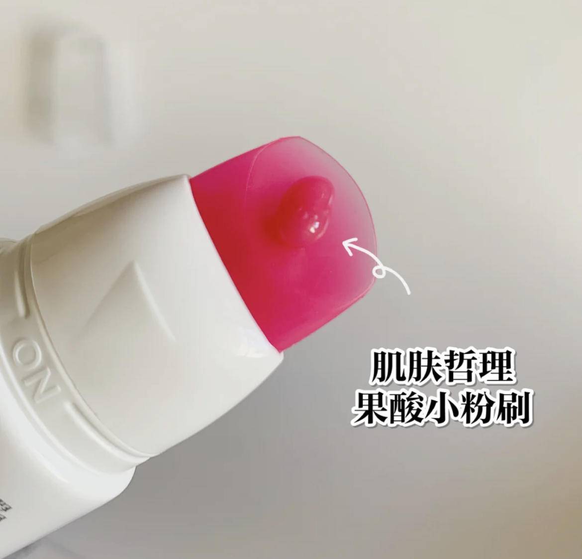 脸上有个光滑不痛不痒的小疙瘩,脸上皮肤粗糙长疙瘩是怎么回事