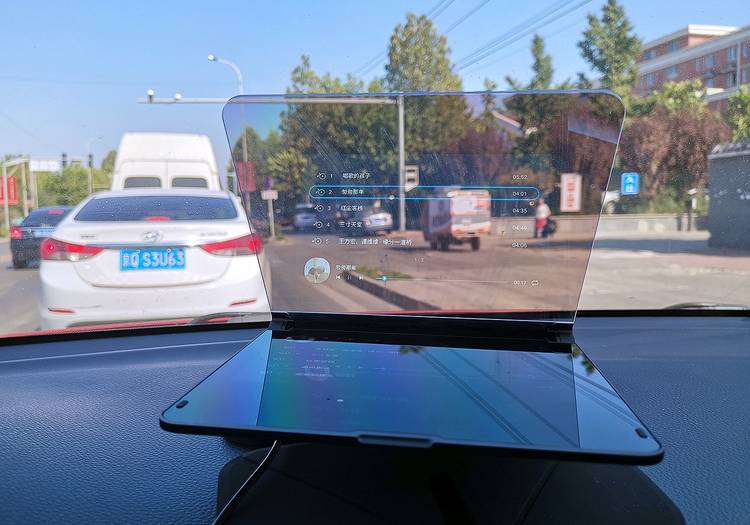 百路达HUD：听歌追剧看小猪佩奇？这才是车载导航的正确打开方式