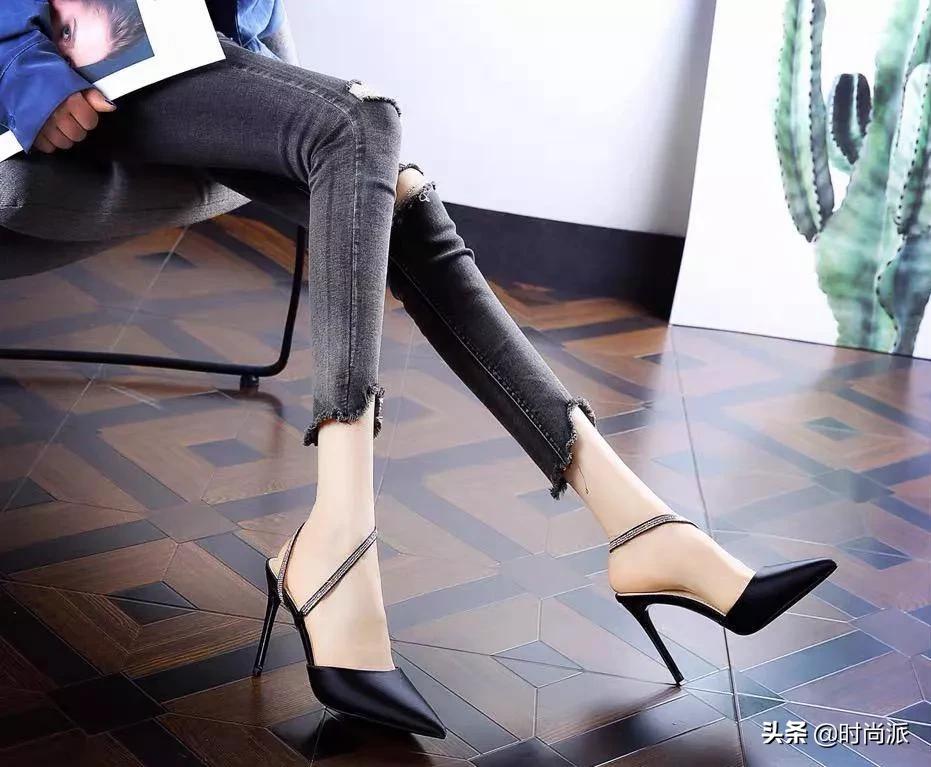 黑色高跟鞋穿出不一样的时尚气质,尖头的高跟鞋优雅又时尚