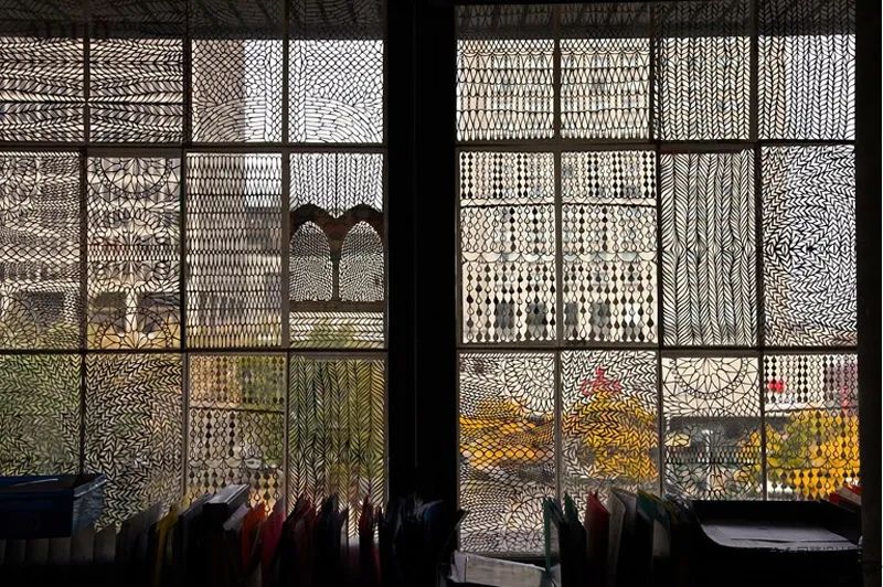 她用一把手术刀在2毛钱废报纸上雕出精美图腾,一幅卖60万