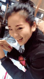 这只鹦鹉一直以为他是一只猴,所以每天都在重复做这个动作