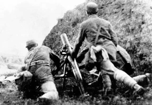 小战士击毙14个凶徒壮烈牺牲,四发炮弹干掉日军中将